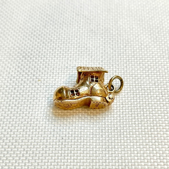 14k Yellow Gold Old Woman Who Lived in a Shoe Moving Sole Opening Charm Pendant - Picture 5 of 8